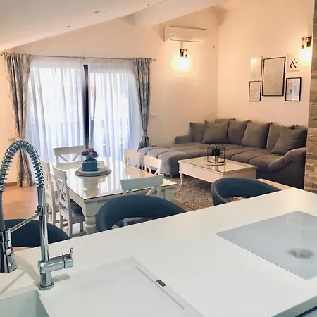 Angenehmes Haus In Mit Grossem Garten Hébergement de vacances Posedarje
