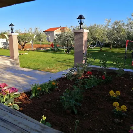 Angenehmes Haus In Mit Grossem Garten Posedarje